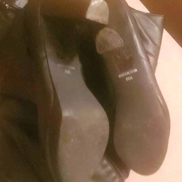 Thigh high boot with buckel on the size and 4 inch heel - Picture 4 of 6